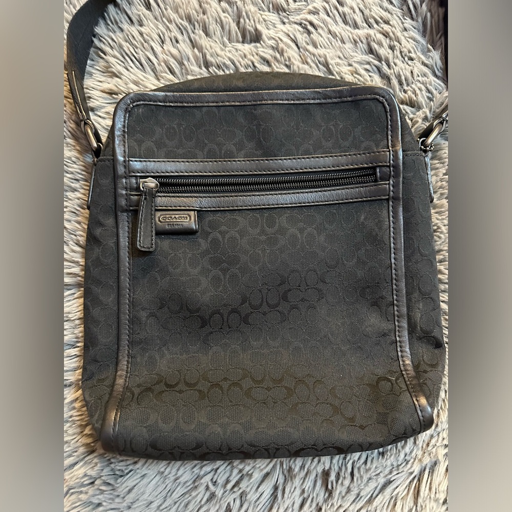 Coach Signature Crossbody Bag Like New Mens/womems - Picture 2 of 9